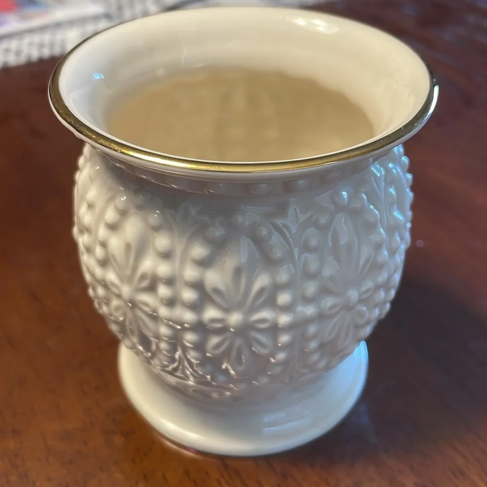 Lenox Cream Vase with Gold Trim - Picture 4 of 5